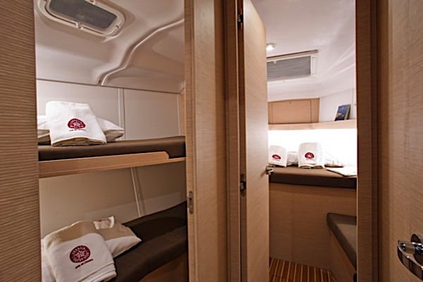 Hytter med enkelb�ddar p� segelb�ten Elan 45